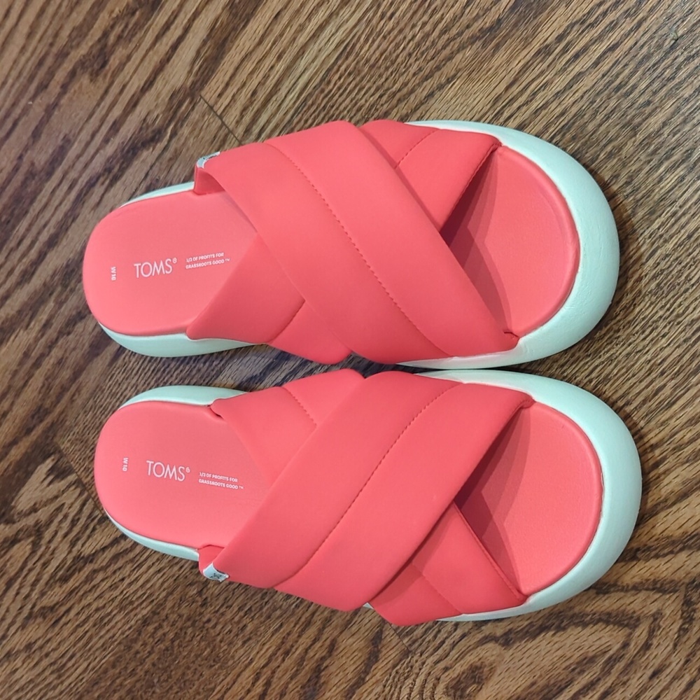 EUC Tom's pink marshmallow sandals